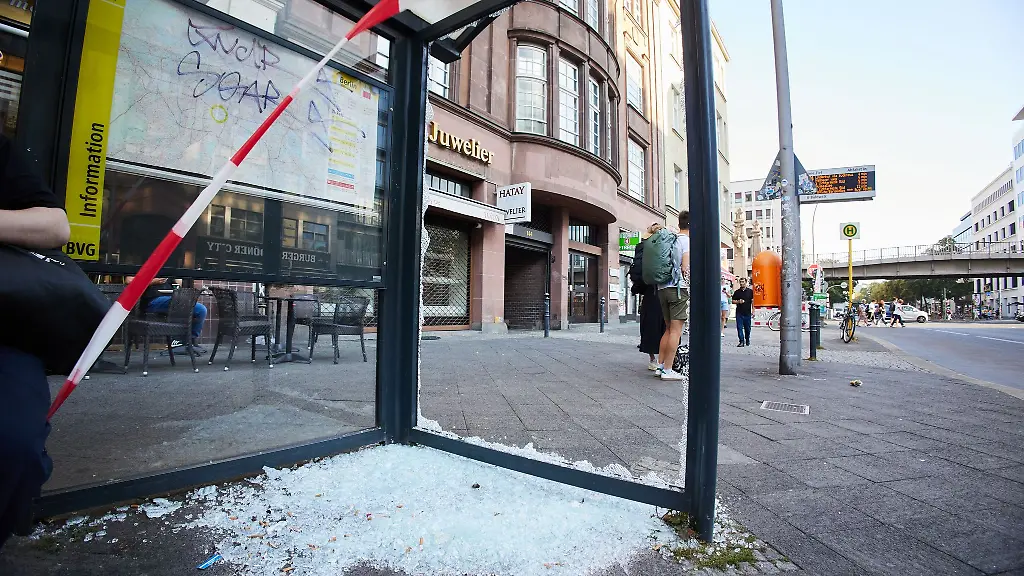 Die-Scheibe-einer-Bushaltestelle-ist-vermutlich-durch-Schuesse-zerborsten