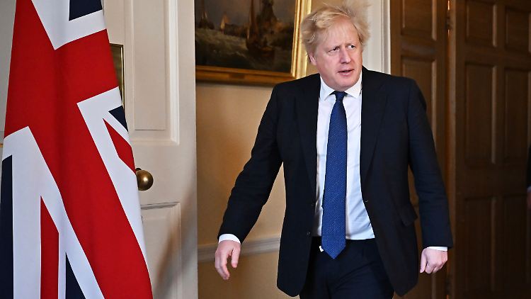 Russlands Präsident Putin werde nie "das Blut der Ukraine von seinen Händen waschen" können, sagte Johnson. 
