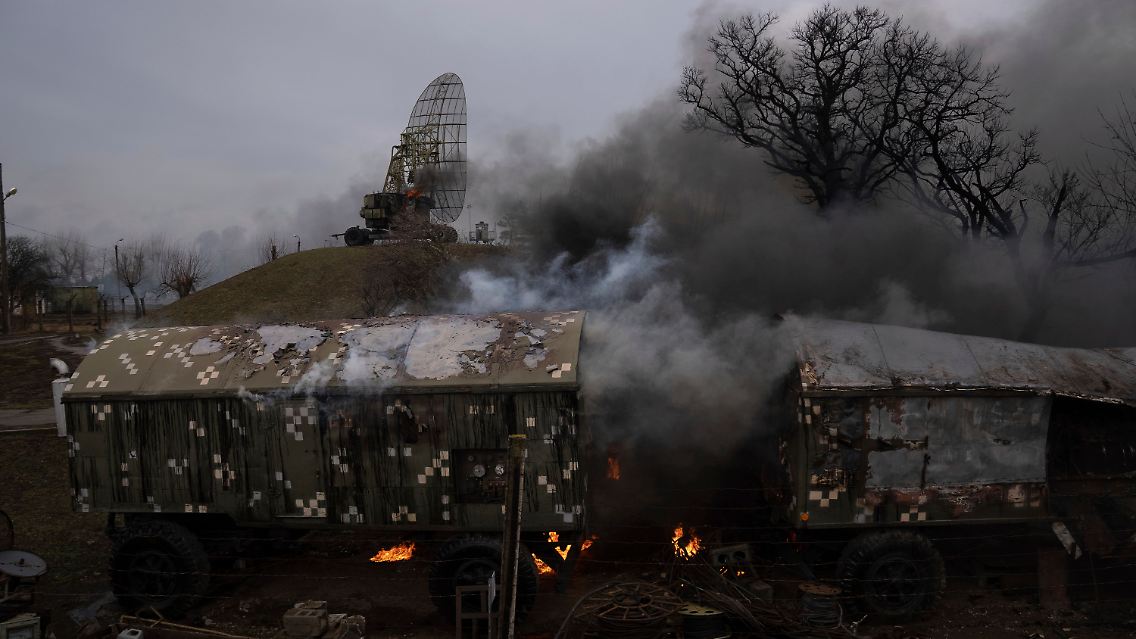Ein weiteres strategisches Ziel Russlands ist die Hafenstadt Mariupol. Nach Angaben von Diplomaten liegt unter schwerem Beschuss. Es seien Hunderte Explosionen registriert worden.