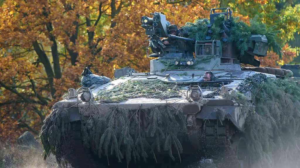 Bei-einer-Uebung-im-Gefechtsuebungszentrums-des-Heeres-in-der-Altmark-ist-ein-Grossbrand-ausgebrochen