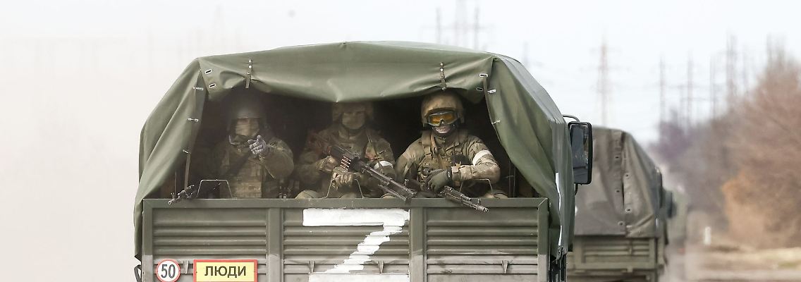 Dieses von der russischen Staatsagentur Tass verbreitete Bild zeigt Uniformierte auf dem Weg zum Kontrollpunkt Perekop in der Nähe der Krim.