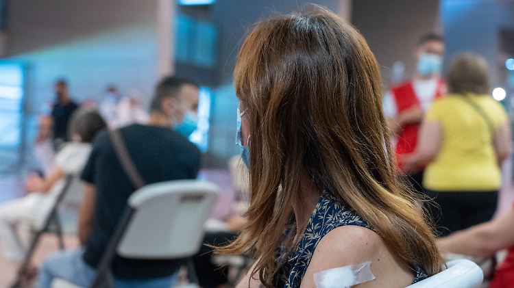Die Krankenkasse BKK Provita will nach einer Analyse von Versichertendaten auf deutlich höhere Zahlen bei Nebenwirkungen der Corona-Impfstoffe gekommen sein als offiziell gelistet.