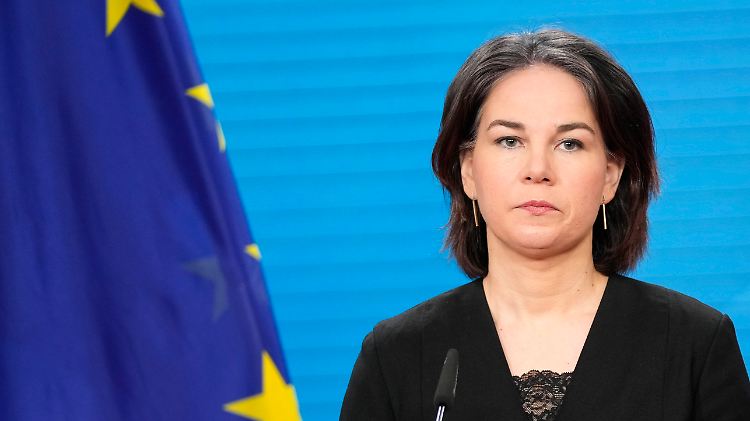Baerbock wirft Putin "vollkommen entgrenztes Agieren" vor. 