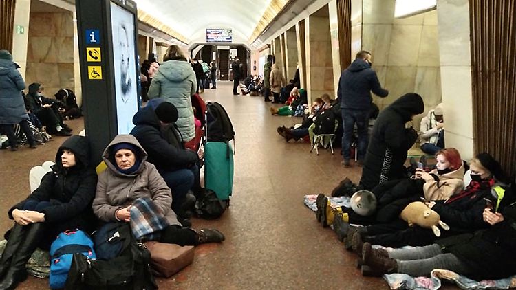 In Kiew suchen Menschen in einer U-Bahn-Station Schutz, die als Bombenschutzraum dient.