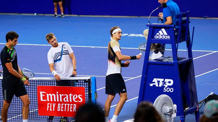 Alexander Zverev schmettert seinen Schläger gegen den Stuhl des Schiedsrichters.