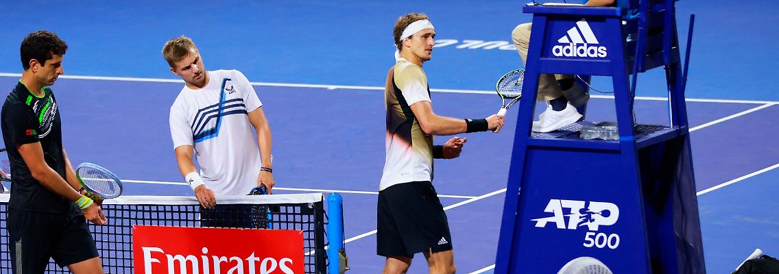 Alexander Zverev schmettert seinen Schläger gegen den Stuhl des Schiedsrichters.