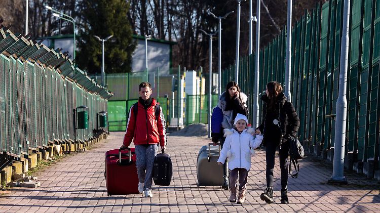 Am Morgen kommen die ersten Flüchtenden am Grenzübergang Medyka in Polen an.  