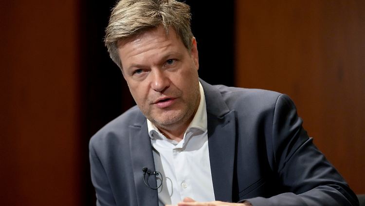 Die bisherigen Sanktionen waren nicht erfolgreich, sagt Habeck. Sonst gäbe es jetzt keinen Krieg.