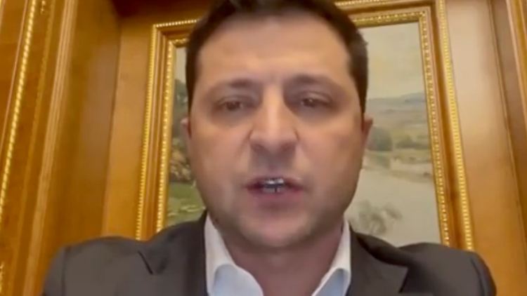 Wo sich Selenskyj, hier bei der Aufzeichnung einer anderen Videobotschaft, aufhält, ist geheim.