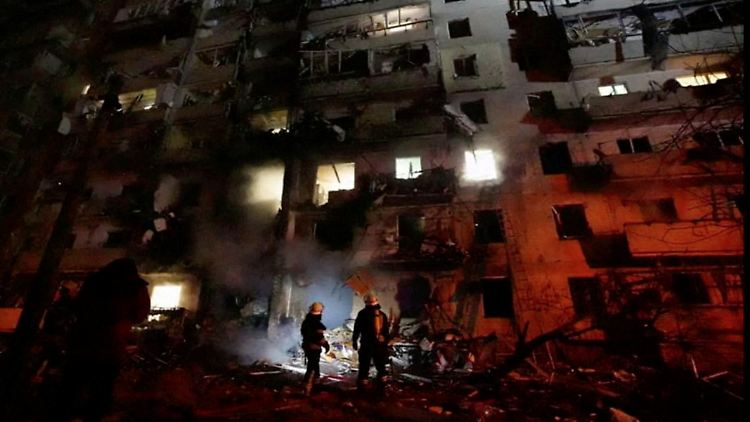 Ein großes Wohnhaus in Kiew soll von Raketen getroffen worden sein.