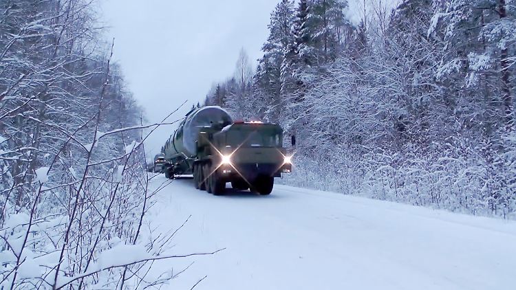 Archivbild russischer Militärtransporter, die Sarmat-Interkontinentalraketen geladen haben.