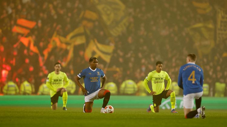 Der BVB und die Rangers gingen vor Anpfiff auf die Knie.