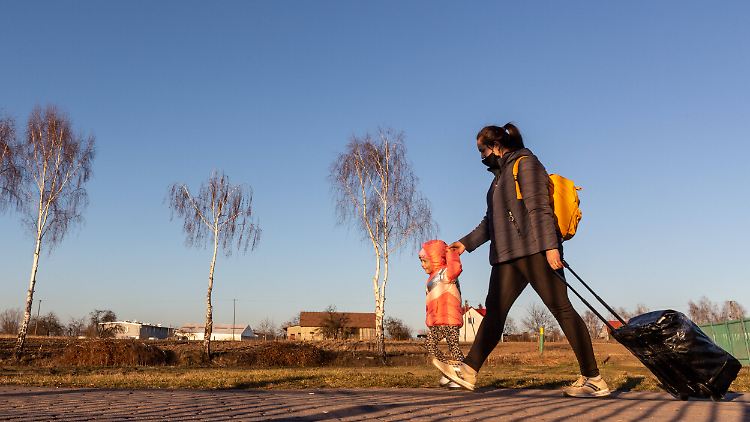 Oft nur mit dem Nötigsten im Gepäck erreichen erste Flüchtlinge aus der Ukraine das Nachbarland Polen.