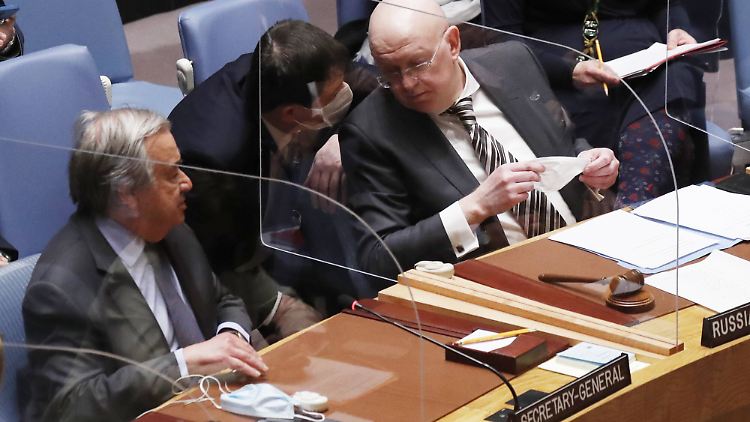 Die Weltgemeinschaft versucht auf Russlands UN-Botschafter Wassili Nebensja einzuwirken - doch da hat der Angriff auf die Ukraine schon begonnen.