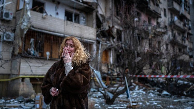 Dieses Hochhaus in Kiew ist massiv beschädigt, es drohe gar einzustürzen. Ob die Schäden von russischen Luftschlägen oder den Trümmerteilen eines abgeschossenen Flugzeugs stammen, ist unklar.
