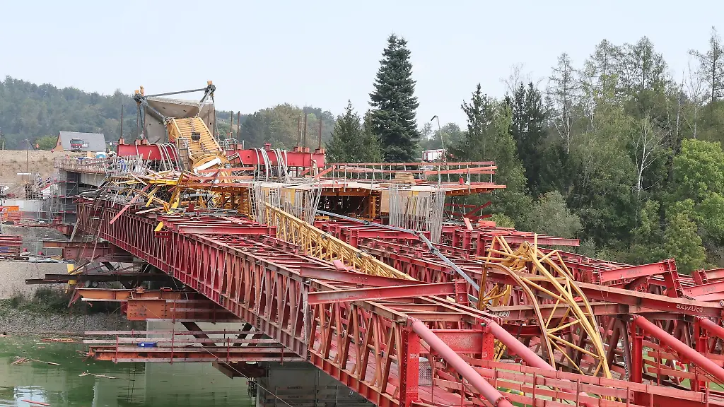 Ein-Kran-liegt-umgestuerzt-auf-einer-Baustelle-an-der-Bleilochtalsperre