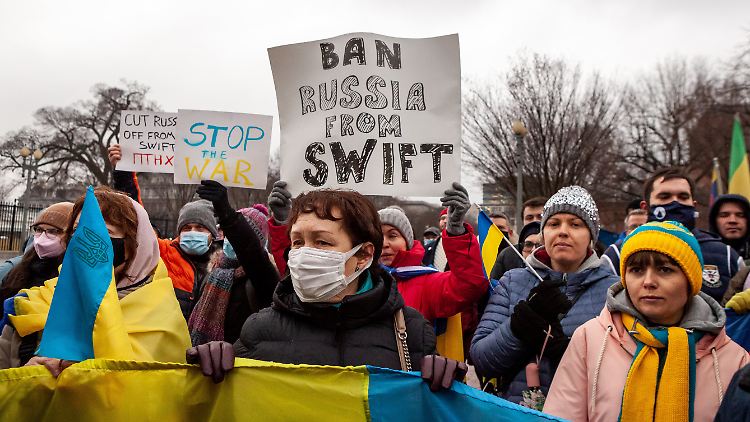 Auch bei Demonstrationen in Washington wurde der Swift-Ausschluss Russlands gefordert.