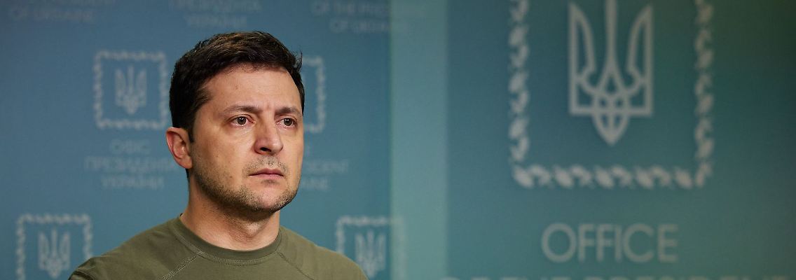 Der ukrainische Präsident Wolodymyr Selenskyj spricht am Ende des ersten Tages der Angriffe Russlands zur Nation. Zelensky kündigt die Verhängung des Kriegsrechts an und fordert die Bevölkerung auf, Ruhe zu bewahren.