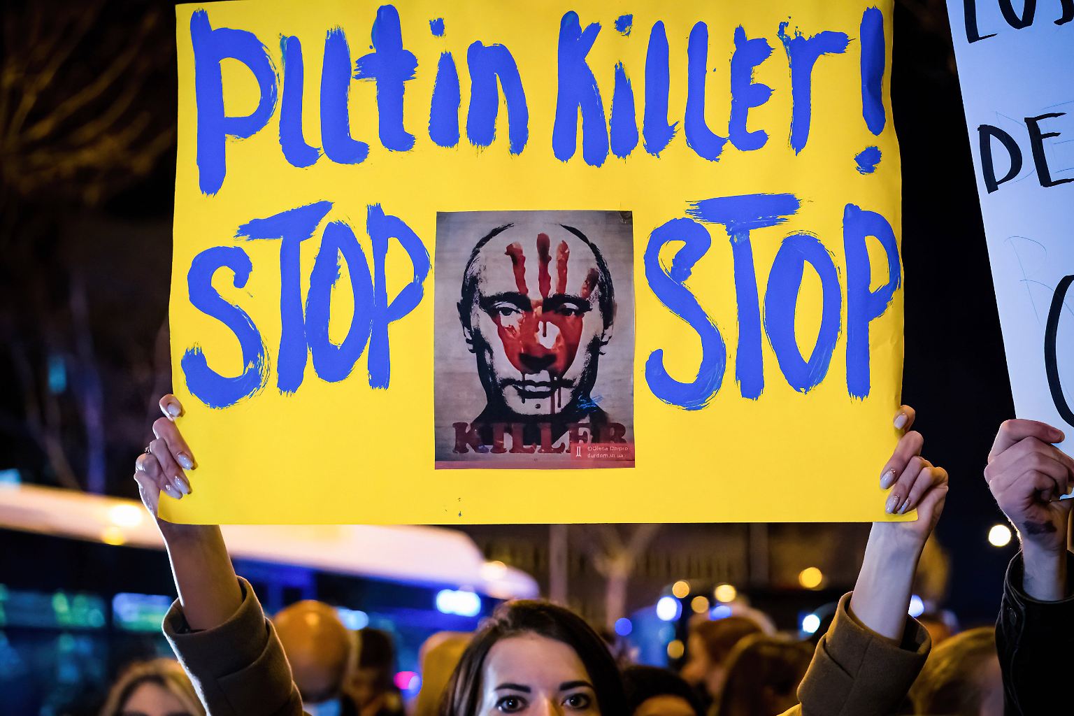 Mit Trauer und Entsetzen reagieren Menschen weltweit auf den russischen Einmarsch in der Ukraine.