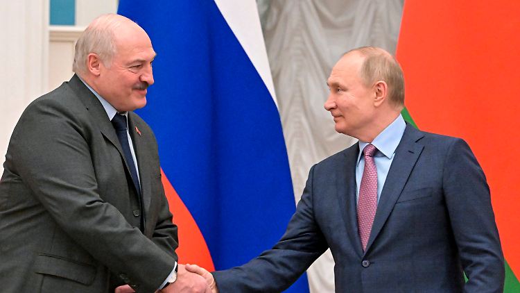 Von Lukaschenko lässt sich Putin sogar anfassen, trotz Corona.