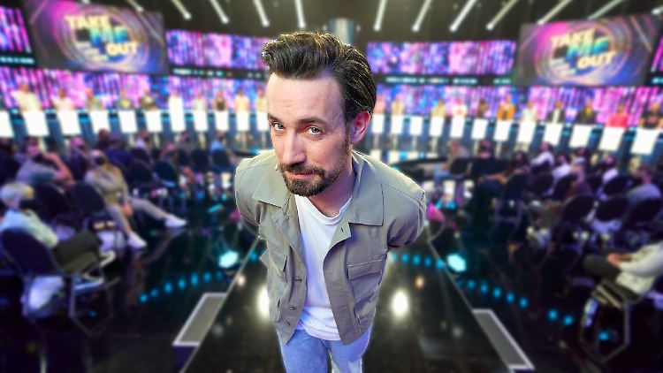 Bei "Take Me Out - Girls, Girls, Girls" wird er zum alleinigen Hahn im Korb: Moderator Jan Köppen.