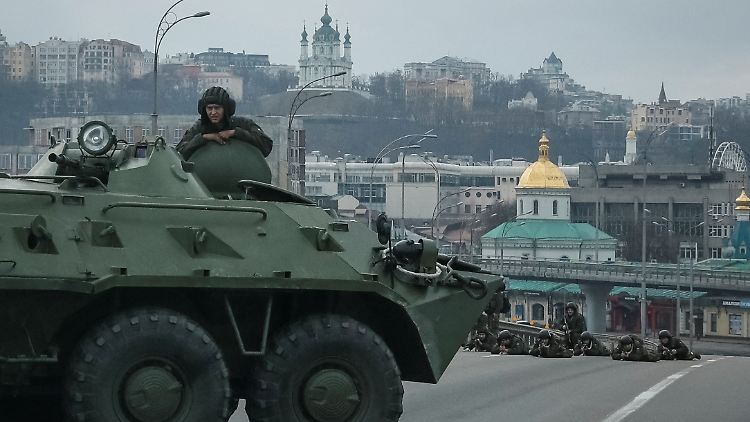 Ukrainische Truppen postieren sich im Zentrum Kiews.