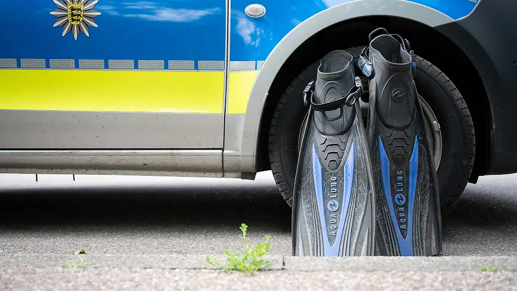 Polizeitaucher-fanden-im-versunkenen-Auto-offenbar-menschliche-Knochen