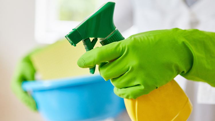 Handschuhe werden oft getragen beim Putzen - aber  nicht nur direkter Hautkontakt mit Putzmitteln kann problematisch sein, auch die Atemwege sind betroffen.