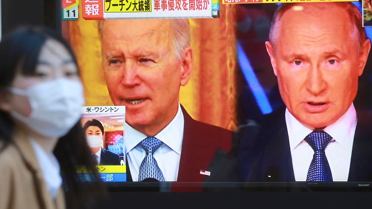 Laut Präsident Biden gehen die Sanktionen gegen Putin "über alles hinaus, was bislang gemacht wurde".