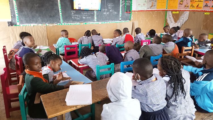 Die Kinder einer ersten Klasse der Makindye Junior Grundschule in Kampala.