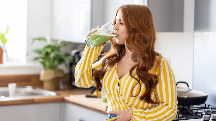 Smoothies und Fruchtsäfte sollten nur in Maßen genossen werden.