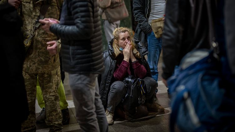 Am Bahnhof in Kiew warten Menschen auf einen Zug, mit dem sie die Stadt verlassen können.