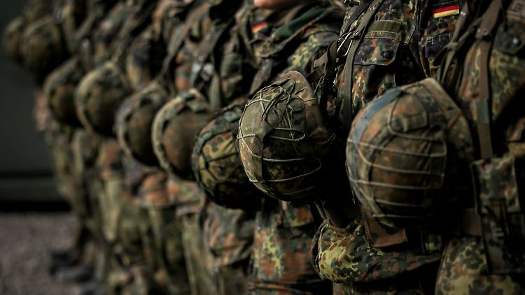 Ministerin Lambrecht kündigt vor fast einem Monat an, dass Deutschland der Ukraine 5000 Helme liefert.