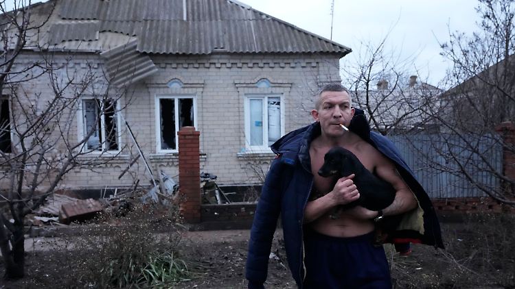 Bei russischen Luftangriffen werden Häuser in Mariupol zerstört. Dennoch wollen einige Bewohner bleiben.
