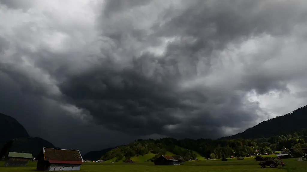Naechtliche-Gewitter-haben-die-Einsatzkraefte-an-einigen-Orten-im-Laendle-beschaeftigt
