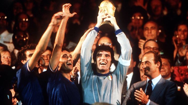 Dino Zoff 1982 mit dem Weltmeister-Pokal.