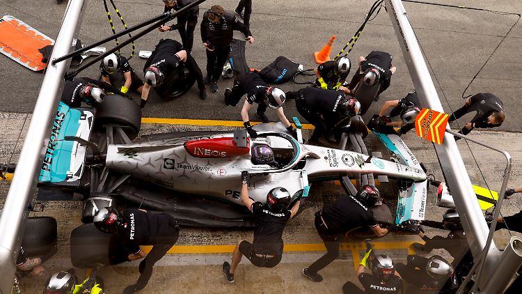 Lewis Hamilton in seinem neuen Mercedes.