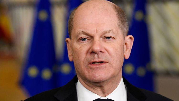 Zögerlich: Bundeskanzler Scholz am Freitag in Brüssel. 