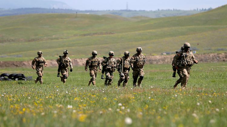 Die NATO setzt ihre Einsatztruppe in Marsch.