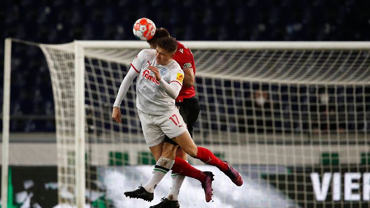 Luftduell zwischen Kiels Pichler (l.) und Hannover-Verteidiger Börner.