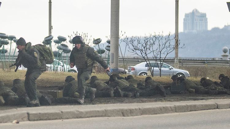 Ukrainische Truppen rückten zur Verteidigung der Hauptstadt in Kiew ein.