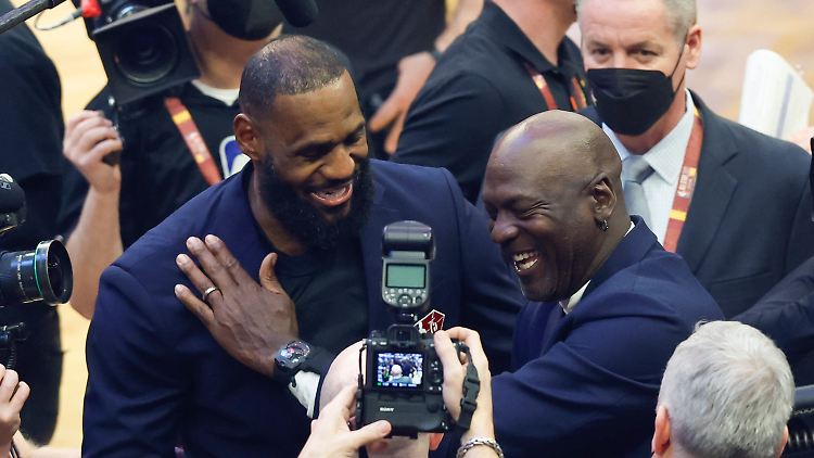 Legenden unter sich: LeBron James und Michael Jordan.