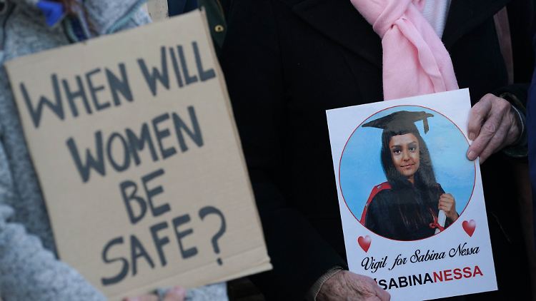 Ein Bild der jungen Sabina Nessa, hochgehalten bei einer Demonstration gegen die Gewalt an Frauen in Großbritannien.