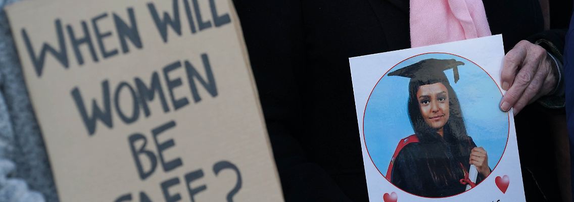 Ein Bild der jungen Sabina Nessa, hochgehalten bei einer Demonstration gegen die Gewalt an Frauen in Großbritannien.