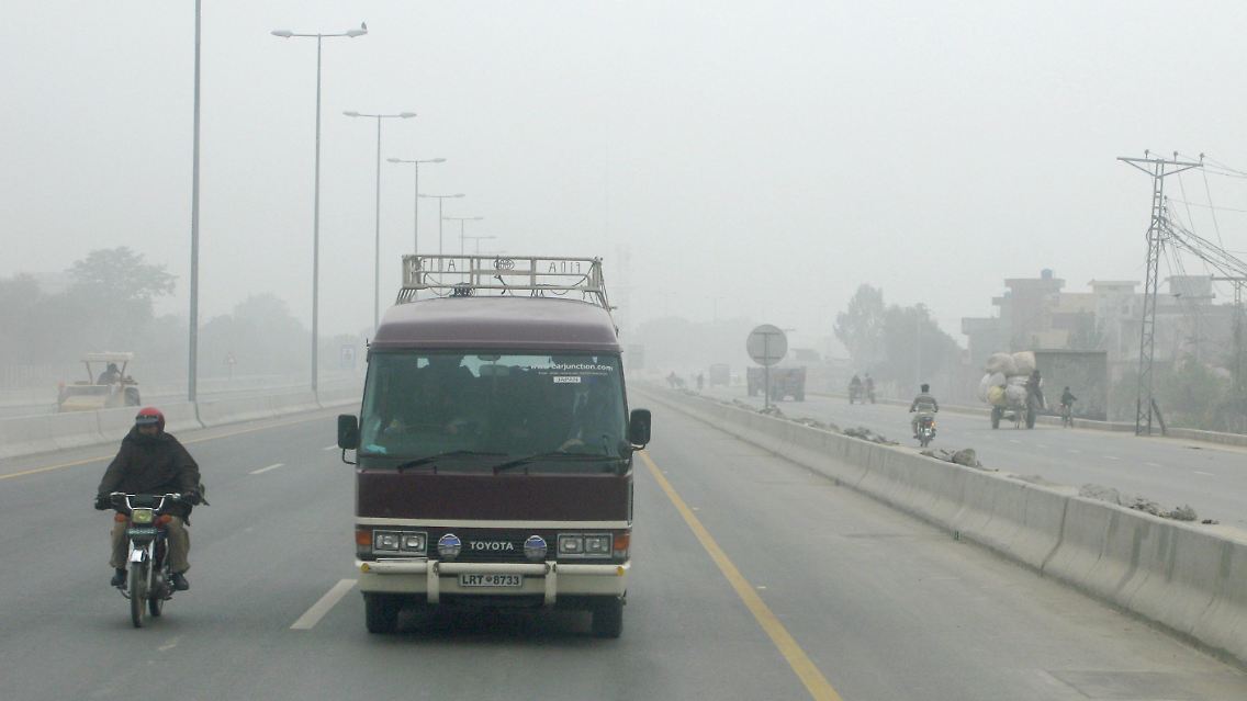 Mit dem Bus ans Ziel: Westerwelles Ankunft in Islamabad verzögerte sich um mehrere Stunden.