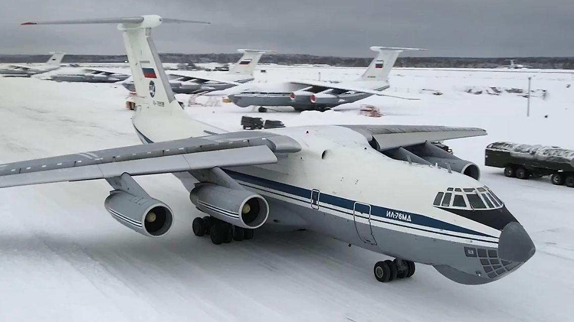 Die IL-76 ist ein schweres Transportflugzeug.