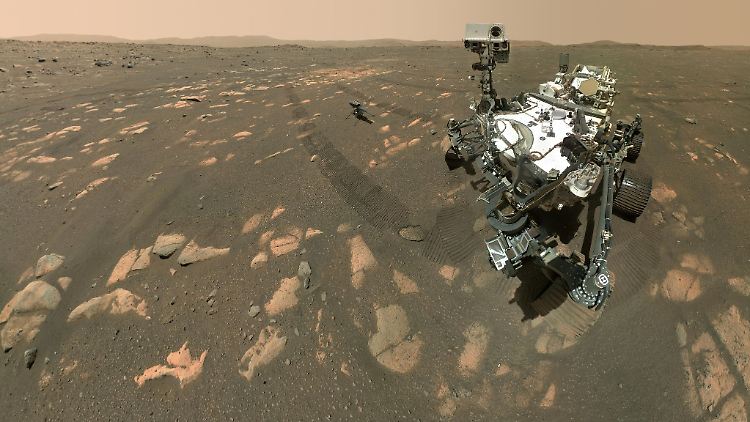 US-Rover "Perseverance" (r.) neben dem Mini-Hubschrauber "Ingenuity" auf dem Mars.