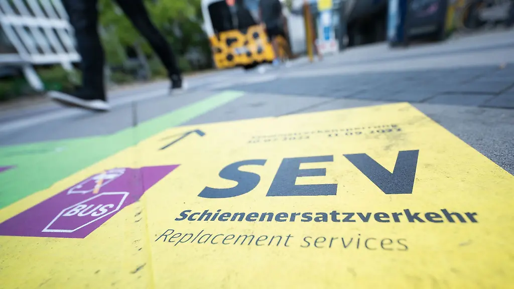 Sechs-Wochen-lang-mussten-Pendlerinnen-und-Pendler-auf-einer-der-wichtigsten-Stuttgarter-S-Bahn-Verbindungen-auf-Busse-ausweichen-Nun-sollen-auf-der-S-Bahn-Strecke-zwischen-dem-Stuttgarter-Hauptbahnhof-und-Stuttgart-Vaihingen-ab-Samstagmorgen-wieder-S-Bahnen-fahren