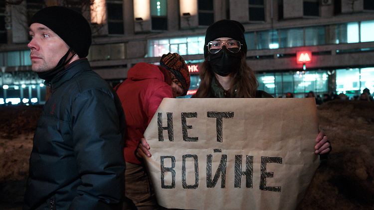 "Kein Krieg" - auch Berichte über Anti-Kriegs-Proteste in Moskau dürften dem Kreml ein Dorn im Auge sein.