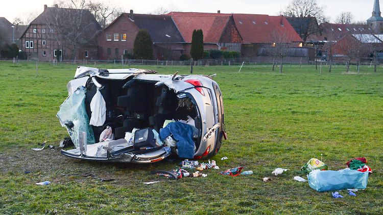 Das Auto der Familie wird von der Straße geschleudert und überschlägt sich mehrmals.